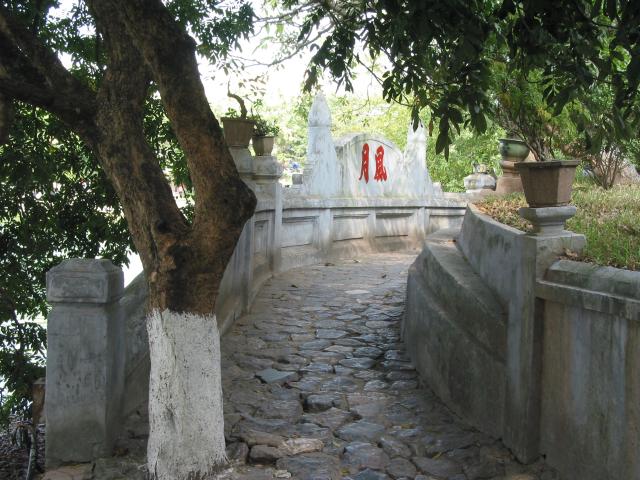 Path along outer wall, Ngoc Son temple