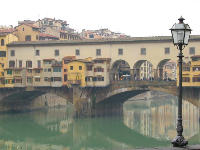 Ponte Vecchio with lamp in foreground, Firenze