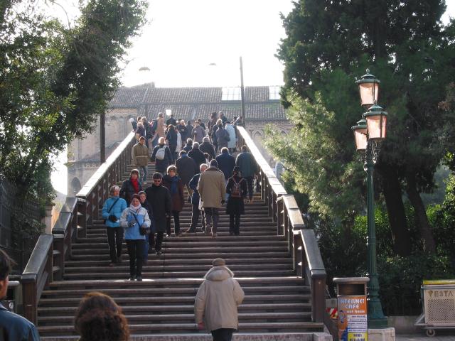 People on stairs at one side of a bridge, Venezia